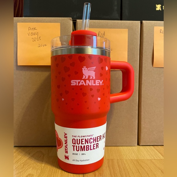 Stanley Vaso Taza 20oz San Valentín 2025 – Edición Limitada Rojo Rubí Y Dulces Corazones, Aislado Con Pajita